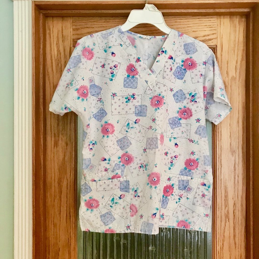 Scrub top, Small, Cute print, 2 front pockets with hidden pocket. Good shape!